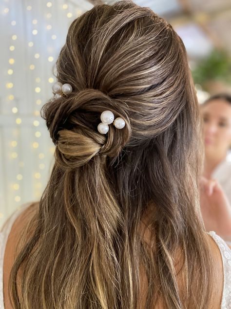 Pearl Hair Clip Hairstyles, Timeless Wedding Hair, Elegant Braids, Romantic Braid, Half Up Half Down Hairstyle, Pearl Pins, Down Hairstyle, Pearls Hair, Vintage Curls