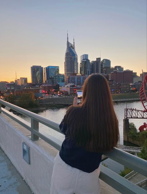 Instagram photo idea pose back facing away from camera city night skyline buildings camera photography Back Facing Camera Poses, Bridge Night, Night Skyline, Back Of Head, City Night, Instagram Pose, Selfie Ideas, Reference Poses, Photo Idea