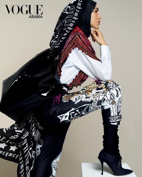 Streetwear Photoshoot, Vogue Arabia, Folklore Fashion, Modest Outfit Ideas, Scarf Trends, Hijab Fashionista, Modest Clothing, Hijabi Fashion, Abaya Fashion