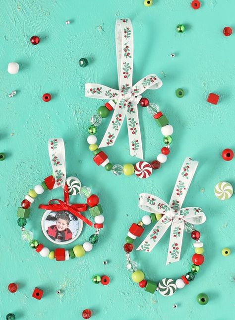 I Saw It On Social Social Christmas, Diy Photo Ornaments, Beaded Wreath, Appetizers Christmas, Ornaments For Kids, Preschool Christmas Crafts, Kids Christmas Ornaments, Christmas School, Preschool Christmas