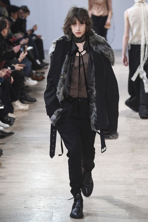 See the complete Ann Demeulemeester Fall 2017 Menswear collection. Menswear Runway, Elsa Schiaparelli, Black Clothing, Ann Demeulemeester, Mens Winter Fashion, John Galliano, Menswear Collection, Dark Fashion, Fall 2017