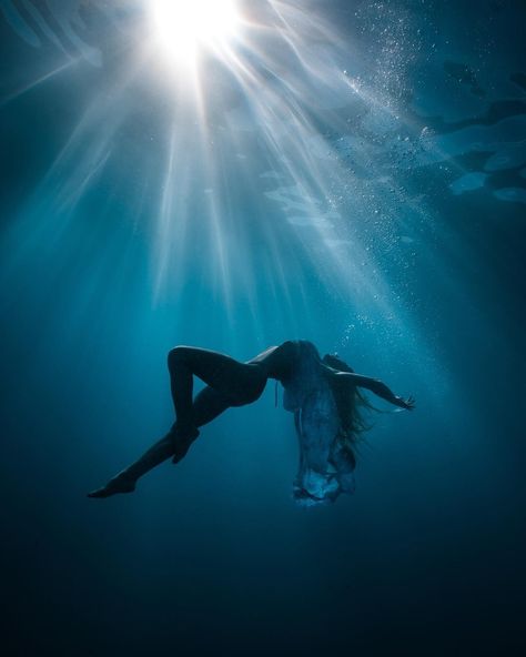 ProjectMermaids on Instagram: “Freedive Friday 🧜‍♀️💕✨ Our first featured photographer today is  @j.kowitz be sure to check out his beautiful work. ✨Everyone has the power…” Freediving Photography, Underwater Photoshoot, Photography Underwater, Bawah Air, The Big Blue, Underwater Photographer, Underwater Art, Self Portrait Photography, Underwater Photos