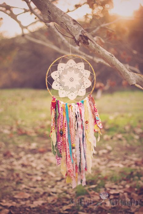 No longer just for bedrooms, dream catchers can double as beautiful bohemian garden decor. Opt for a more vintage look by using an old doily in the center. Pompon Tulle, Atrapasueños Diy, Boho Store, Dream Catcher Tutorial, Hantverk Diy, Rainbow Crafts, Dream Catcher Diy, Deco Boheme, Dreamcatchers