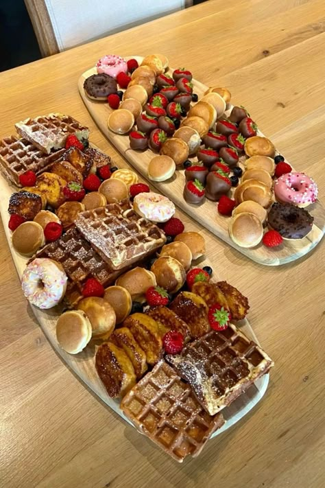 16 Birthday Breakfast Ideas, Brunch Inspo Breakfast, Birthday Brunch Activity Ideas, Pancake Grazing Board, Brunch Platter Ideas, Winter Brunch, Big Breakfast Platter, Bday Brunch, Pancake And Waffle Charcuterie Board