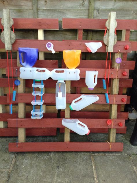 Kids Water Wall Fun; made from milk bottles, lids, string, rope and a couple of found pullies! - recycled, Upcycled! Water Wall Diy, Kids Garden Play, Eyfs Outdoor Area, Outdoor Play Areas, Diy Playground, Sensory Garden, Water Wall, Kids Outdoor Play, Mud Kitchen