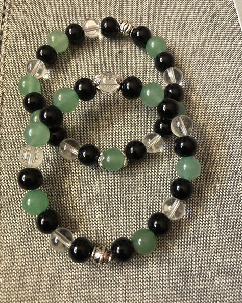 Handmade Bracelets Diy, Dark Bracelet Ideas, Grunge Bracelet Ideas, Glass Bracelet Ideas, Bracelet Ideas Y2k, Ideas For Bracelets With Beads, Aesthetic Bead Bracelet Ideas, Glass Beaded Bracelets Ideas, Bracelet Ideas Glass Beads