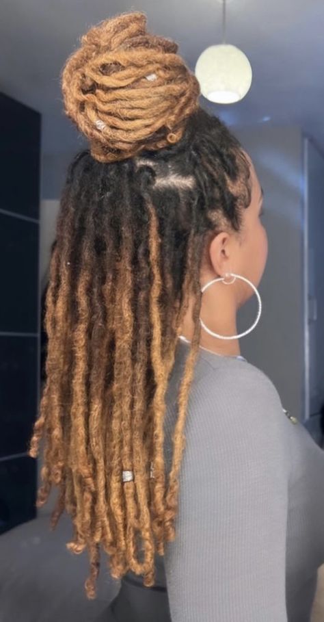 Dreds Locs Blonde, Dreads Extensions Black Women Styles, Blond Highlights On Locs, Honey Blond Dread Locks, Gold Locs Black Women, Sandy Brown Locs Black Women, Highlight Locs Black Women, Blonde Tip Locs, Sandy Brown Locs