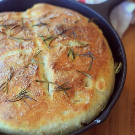 Cast Iron Bread, Baker Bettie, Skillet Bread, Rosemary Bread, Iron Skillet Recipes, Cast Iron Skillet Recipes, Cast Iron Recipes, Bread Baker, No Knead Bread