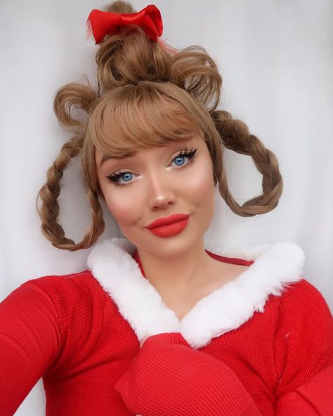 G i n a B o x ♡ on Instagram: “Cindy Lou Who all grown up 😜🎄 who loves the grinch film? One if my faves 😍💚 I actually have Cindy lou whos nose from the side no joke, go…” Nose From The Side, Whoville Costumes, Cindy Lou Who Hair, Cindy Lou Who Costume, Whoville Hair, Grinch Costumes, Xmas Costumes, Cindy Lou Who, Cindy Lou