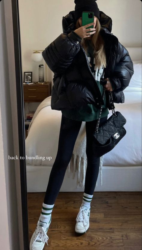 Rome Outfits, Puffer Jacket Style, Comfy Outfits Winter, Ny Outfits, Look Legging, Daily Outfit Inspiration, Winter Fashion Outfits Casual, Stylish Summer Outfits, Cold Outfits