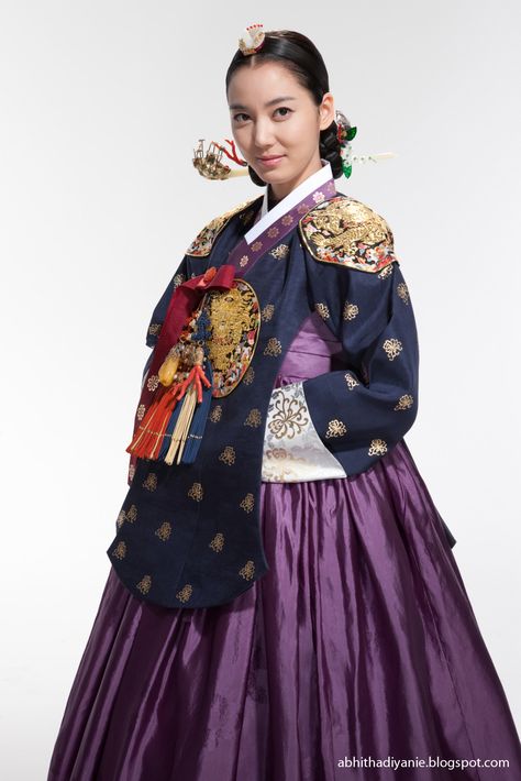 Lee Seo Yeon in Untold Scandal, a Korean film based on Dangerous Liaisons Asian Prom Dress, Traditional Korean Clothing, Soul Fashion, Ancient Clothing, Hanbok Traditional, Korean Traditional Clothing, Joseon Dynasty, Korea Dress, Korean Traditional Dress