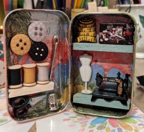 Tin Box Dollhouse, Altoid Tin Bookshelf, Altoid Mint Tin Crafts, Diy Trinket Box, Wallet Inspiration, Mint Tin Crafts, Altoids Wallet, Tin Ideas, Tin Crafts