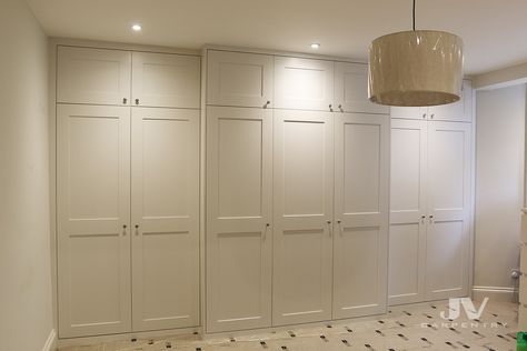 Buit-in wardrobe around chimney breast We built this fitted wardrobe to cover hole wall and around chimney breast. The wardrobe sections at the front of the fireplace are coming out slightly to create more depth inside. Alcove wardrobes compartments were made with hanging space and wardrobes compartments at the front of the chimney breast were built with drawers and shelving space Chimney Wardrobe Ideas, Bedroom With Chimney Breast, Saltburn House, Built In Wardrobe Ideas Alcove, Bespoke Cupboards, Wardrobe Storage Ideas, Cupboards Design, Artificial Fireplace, Fireplace Corner