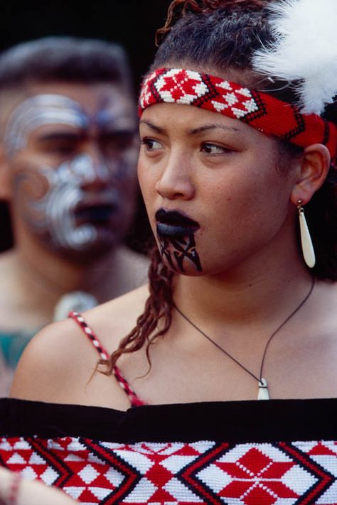 Maori Women of New Zealand Maori Mythology, Maori Women, Polynesian Women, Ta Moko Tattoo, Maori Tribe, Polynesian People, Beautiful Culture, Maori Culture, Cultural Dress