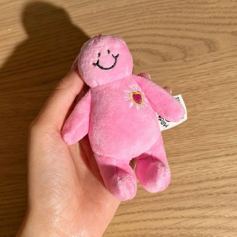 The long-awaited Mr. Bubbles soft toy bag charm is finally here! 💖🫧 After months of working with the manufacturer, the final product has exceeded our expectations and captured our original vision perfectly.✨ You can purchase the Mr. Bubbles charm now through our online shops - links are in our bio. We’ll also be bringing it to Lisboeta Macau soon, so stay tuned for that announcement! 👀 #illustration #art #positivity #postiveillustration #smallbusiness #mindful #personalgrowth #drawing #dig... Announcement Illustration, Mr Bubbles, School Bag Essentials, Drawing Digital Art, Wallpaper Laptop, Drawing Digital, Toy Bags, Bag Essentials, Essential Bag