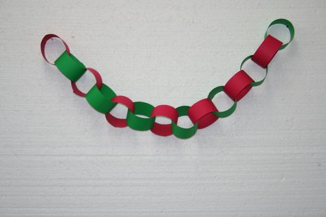 Christmas Paper Chains, Paper Chain, Paper Chains, Country Quilts, Tissue Paper Flowers, Giant Paper Flowers, Days Until Christmas, Making Paper, Paper Garland