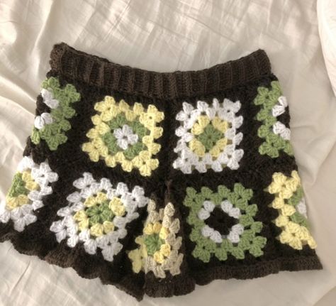 Crochet Pants Granny Square, Things To Do With Granny Squares, Crochet Projects Aesthetic, Crocheting For Beginners, Aesthetic Patterns, Crochet Bottoms, Crochet Aesthetic, Crochet Pants, Shorts Tutorial