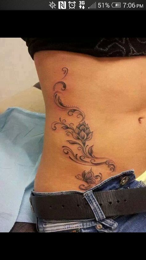 Torso Tattoo Ideas, Side Torso Tattoo, Swirly Tattoo, Side Body Tattoos, Girl Side Tattoos, Wrist Tattoos Girls, Rib Tattoos For Women, Waist Tattoos, Torso Tattoos