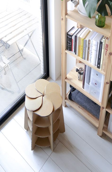 Cardboard Stool Diy, Tv Cardboard, Flat Pack Chair, Cardboard Products, Cardboard Stool, Cardboard Furniture Design, Diy Box Crafts, Cardboard Chair, Diy Stool