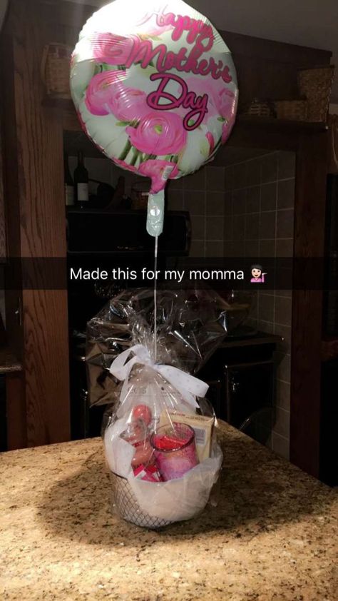 Mother Day Gift Ideas Diy, Chapstick Gift, Diy Mother's Day Gift Basket, Eos Chapstick, Inexpensive Mother's Day Gifts, Dollar Store Gifts, Cheap Mothers Day Gifts, Balloon Basket, Mothers Day Gift Ideas