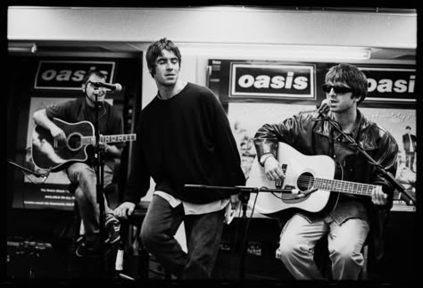 Oasis Wallpaper, Liam Gallagher 1994, Liam Gallagher Black And White, Liam Gallagher Knebworth, Liam And Noel Gallagher, Liam Gallagher Noel Gallagher, Liam Gallagher Oasis Meme, Oasis Album, Oasis Clothing