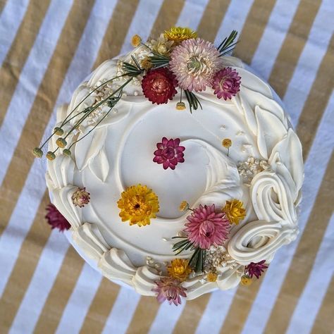 Olive Oil Birthday Cake, Citrus Decorated Cake, Lemon Design Cake, Flowers On Cakes Fresh, Meringue Cake Decoration, Bundt Cake Decorating Ideas, Flowered Cake, Dinner Party Cake, 25th Cake