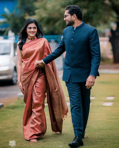 Saree Poses Photoshoot Ideas Wedding, Cupal Photo Pose, Sadi Poses Photo Shoot Couple, Couple Poses In Sarees, Kanku Pagla Photoshoot, Sadi Pose Couple, Couple Poses Saree Photography, Saree Photoshoot Poses Couple, Engagement Couple Photoshoot Indian