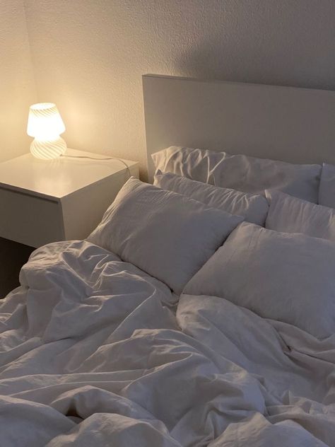 Small Bedroom White Aesthetic, Simple White Room Aesthetic, Comfy Clean Bedroom, Simple Minimalist Bedroom Aesthetic, Aesthetic Bedding White, Comfy Simple Bedroom, Minimalist Bedroom Cozy Comfy, Basic White Room Ideas, Comfy White Bedroom