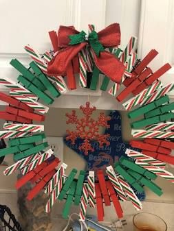 Clothespin Crafts Christmas, Clothespin Diy Crafts, Clothespins Diy, Wooden Clothespin Crafts, Clothespin Wreath, Paper Flower Wall Hanging, Clothespin Art, Christmas Clothespins, Wall Hanging Ideas