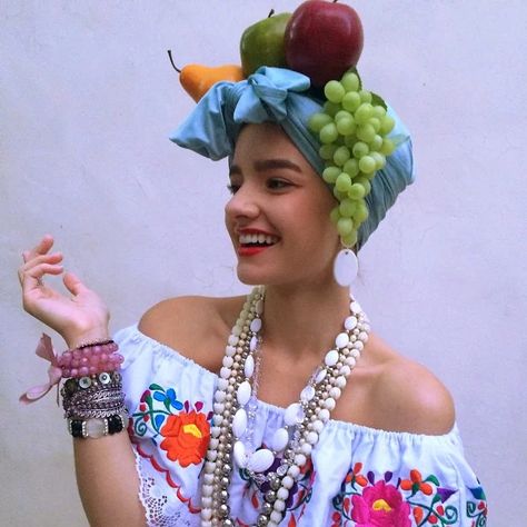 Carmen Miranda Carmen Miranda Costume, Makeup Party Night, Vintage Halloween Costumes, Havana Nights Party, Costume Carnaval, Fiesta Tropical, Vintage Halloween Costume, Carmen Miranda, Costume Diy