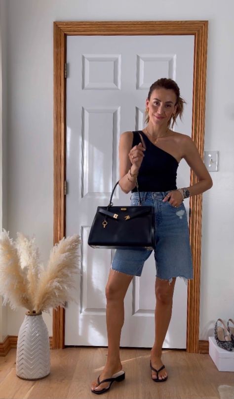 Styling Long Denim Shorts, Outfit Ideas Summer Casual Shorts, Knee Shorts Outfits Women, Denim Long Shorts Outfit, Big Jean Shorts Outfit, Mom Jean Shorts Outfit Summer, Long Jean Shorts Outfits Women, Long Shorts Outfits Street Style, How To Style Long Shorts