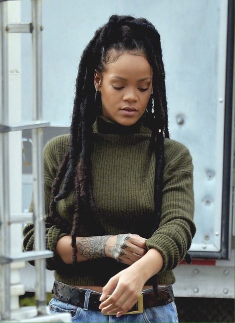 (2) @melissasprofile/Faves on Twitter Proctetive Hairstyle, Rihanna Dreads, Rihanna Dreadlocks, Rasta Hair, Looks Rihanna, Rihanna Hairstyles, Rihanna Outfits, Faux Locs Hairstyles, Rihanna Style