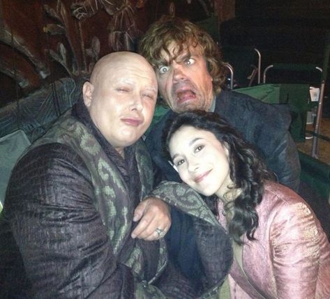 'Game Of Thrones' -- Behind The Scenes Photos Game Of Thrones Bloopers, Creaturi Mitice, Game Of Thrones 3, Game Of Thrones Cast, Got Game Of Thrones, Behind The Scenes Photos, Game Of Thrones Funny, Got Memes, Games Of Thrones