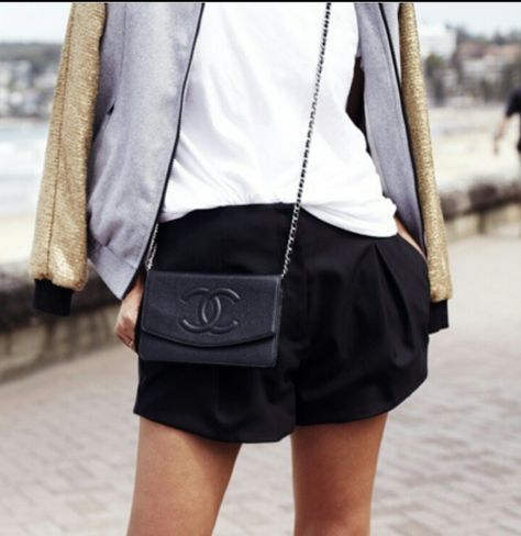 Chanel cross body bag. Want it! Chanel Cross Body Bag, Pochette Louis Vuitton, Va Va Voom, Prada Handbags, Chanel Handbags, Louis Vuitton Handbags, Chanel Bag, Cross Body, Chic Style