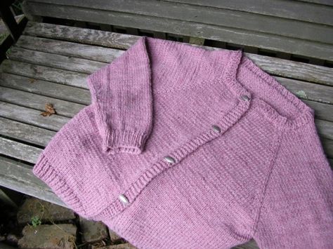 Linda's favorite top down raglan cardigan pattern Top Down Raglan Cardigan Pattern Free, Top Down Raglan Sweater Knitting Pattern, Bottom Up Raglan Sweater Pattern, Crochet Child Raglan Sweater, Raglan Sleeve Cardigan, Raglan Cardigan, Raglan Knit, Toddler Cardigan, Toddler Patterns