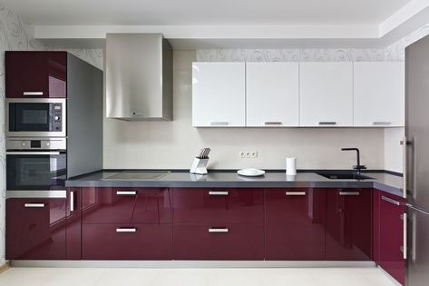 High-gloss, eggplant-hued cabinets can make a HUGE statement in a minimalist kitchen Modern Konyhatervezés, Kitchen Set Cabinet, Two Tone Kitchen Cabinets, Purple Kitchen, Kitchen Modular, Modular Kitchen Design, Modern Kitchen Interiors, New Kitchen Cabinets, Modern Kitchen Cabinets