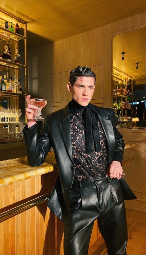 Bar Outfit Night Men, Black Tie Creative, Mode Queer, Gender Board, Look Disco, Vampire Masquerade, Gender Fluid Fashion, High Fashion Men, Genderless Fashion