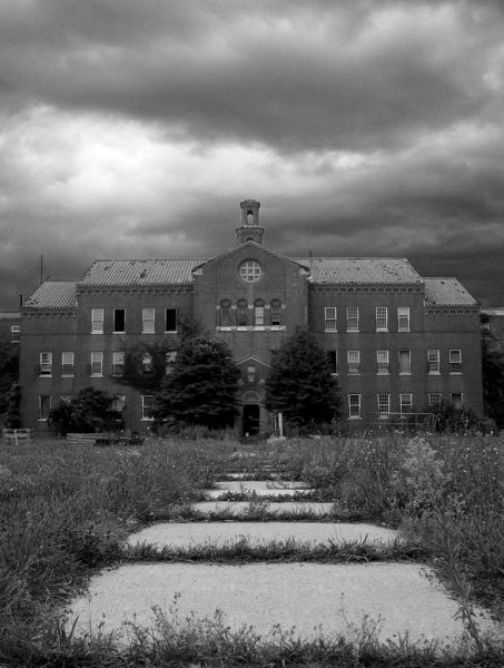 Abandoned Hospital Exterior, Pilgrim State Hospital, Haunted Asylums, Abandoned Prisons, Old Hospital, Abandoned Asylums, Psychiatric Hospital, Abandoned Hospital, Mental Hospital