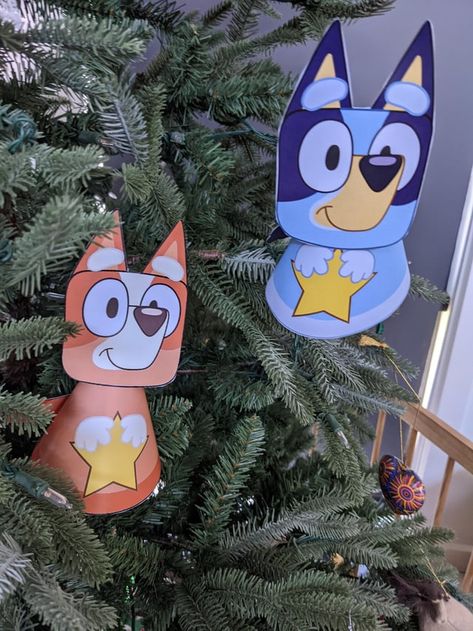 31 Crafts and Activities for Families that Love Bluey! Diy Bluey Christmas Ornament, Bluey Ornaments Diy, Bluey Felt Pattern, Bluey Crafts For Toddlers, Bluey Clipart, Channukah Crafts, Bluey Craft, Bluey Crafts, Elf On The Shelf Easy