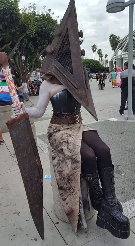 Terrifying Costumes For Halloween, Halloween Costumes Silent Hill, Diy Pyramid Head Costume, Female Pyramid Head Cosplay, Silent Hill Pyramid Head Cosplay, Silent Hill Halloween Costumes, Pyramid Head Cosplay Female, Silent Hill Nurse Cosplay, Silent Hill Outfit