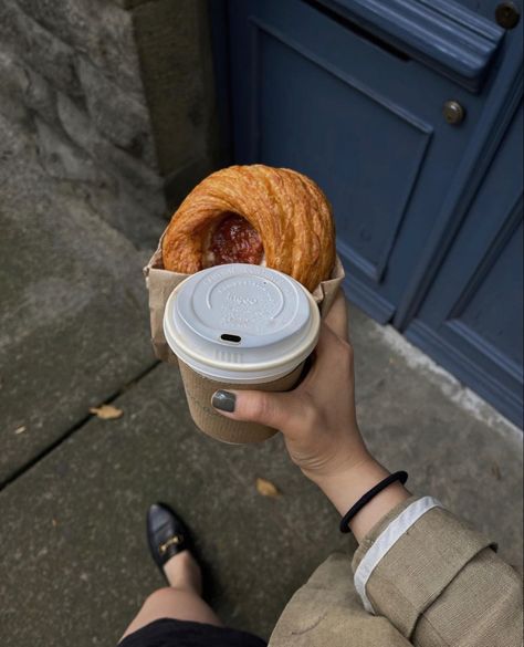 Coffee And Pastry, Becoming A Chef, Coffee Snacks, Coffee Truck, Coffee Images, Coffee Run, Coffee To Go, Aesthetic Coffee, After School Snacks