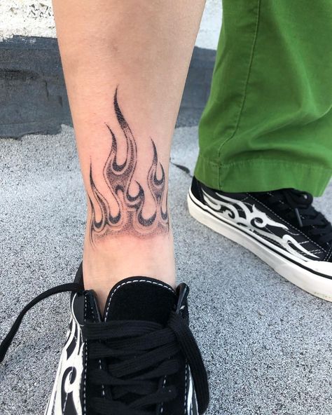 Hand Poked Tattoo on Instagram: “🔥 drawn on flames for Ro, thank you! 🔥 handpoked at @sangbleutattoola. Booking Chi, LA, Portland dates in bio” Reflection Tattoo, Poked Tattoo, Alligator Tattoo, King Drawing, Tattoo Schrift, Planet Tattoos, Graffiti Tattoo, Flame Tattoos, Fire Tattoo