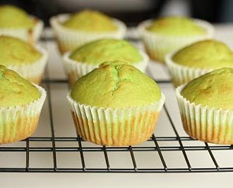 Pandan Coconut muffins Pandan Cupcakes Recipe, Coconut Muffin Recipes, Cinnamon Roll Mug Cake, Pandan Cake, Asian Dessert, Coconut Muffins, Resep Cake, San Diego Food, Asian Desserts