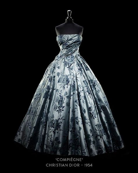 Enhanced with floral motifs, the 'Compiègne' evening gown, designed by Monsieur Dior in 1954, is affirmation of an unconditional passion for nature and the beauty of flowers 1950s Dior Dress, Decades Outfits, Christian Dior Gowns, Christian Dior Dress, Dior Gown, Vintage Evening Gowns, Royal Core, Fashion Notes, Dior Dress