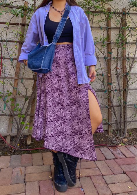 Styling Long Skirts Plus Size, Long Skirts Plus Size Outfit, Purple Outfit Inspiration, Floral Skirt Outfits Plus Size, Purple Floral Outfit, Purple Outfits Plus Size, Outfits With Purple Skirt, Purple Floral Skirt Outfit, Maxi Skirt Outfits Plus Size