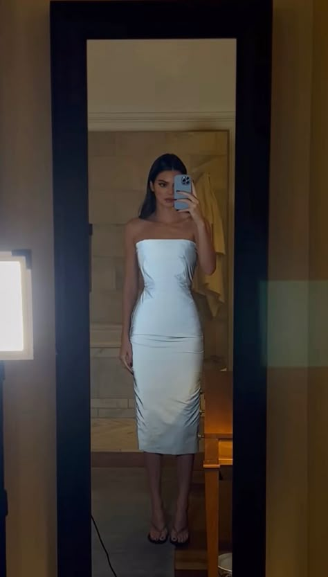 Kendall Jenner White Dress, Kendall Jenner White, Reflective Outfit, White Dress Casual, Kendall Jenner Aesthetic, Kendall Jenner Modeling, Greenwich Hotel, Stile Kendall Jenner, Kendall Jenner Icons