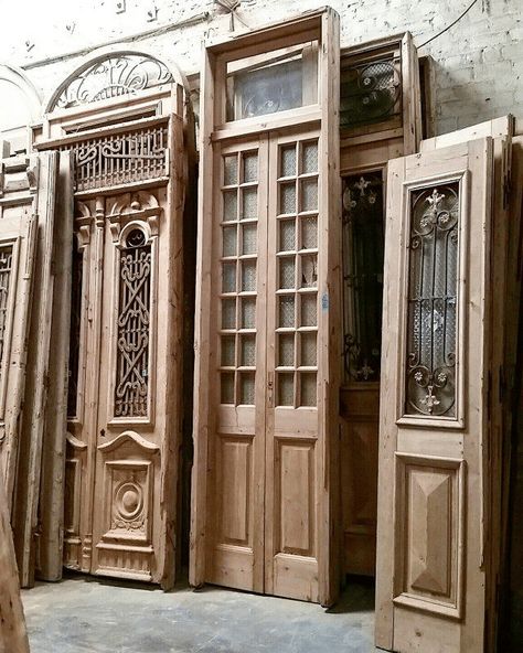 Pintu Interior, Antique French Doors, Salvaged Doors, Old Wood Doors, Old Wooden Doors, Casa Country, Vintage Doors, Door Displays, Antique Doors