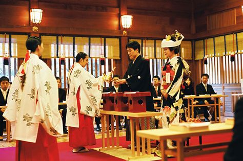 In Japanese traditional weddings, the bride and groom have to drink nine cups of sake during their wedding at a Shinto shrine Japanese Wedding Ceremony, Traditional Japanese Wedding, Japanese Wedding Dress, Japanese Wedding Kimono, Wedding Trivia, Traditions Around The World, Japanese Wedding, Ethnic Wedding, Unity Ceremony