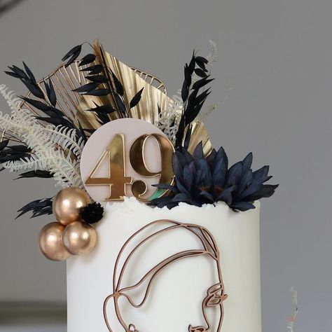 𝗘𝘀𝘁𝗲𝗲 𝗝𝘂𝗱𝗴𝗲 | Cakes by Estee on Instagram: "49 + 1 🖤🤍 To my lovely and beautiful client Jo who celebrated her 49+1 birthday last week! Jo chose this popular classy style to celebrate her birthday 🖤🤍 Abstract face from @bakersworldlondon in beautiful cherry wood and to top it off beautifully I used stunning blooms from @fresablooms along with number charms from @inketchuk #abstact #abstractart #lineart #lineartcake #faceart #faceartcake #abstractface #abstractfacecake #cake #cakesby Sophisticated Birthday Cake, 49 Birthday Cake, Classy Birthday Cakes, 49 Birthday, 1 Birthday, Abstract Face, 1st Birthday Cake, Classy Style, Abstract Faces