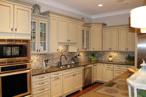 Pine Kitchen Cabinets, Beige Kitchen Cabinets, Antique White Kitchen Cabinets, Antique White Kitchen, Farmhouse Kitchen Backsplash, Beige Cabinets, Country Kitchen Cabinets, Dark Countertops, Pine Kitchen